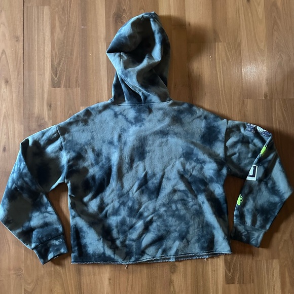 NWT Beetlejuice Tie Dye Crop Hoodie size medium 🪲 - Picture 8 of 8